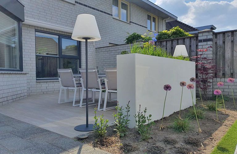 Δημιουργήστε άνετες γωνίες με γλαστράκια διαχωρισμού βεράντας.